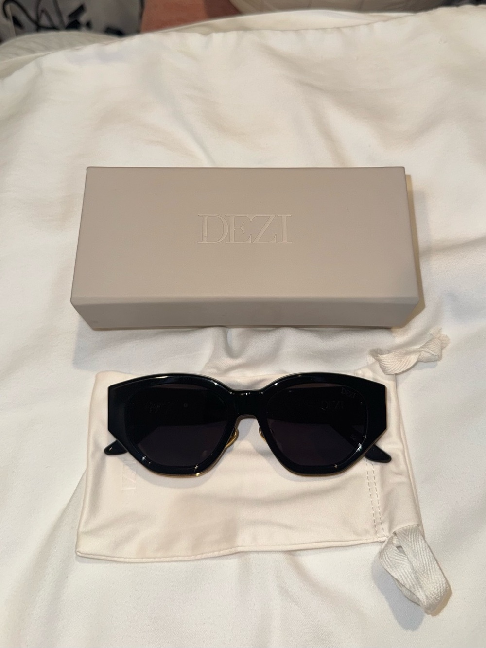 DEZI Charge It black sunglasses